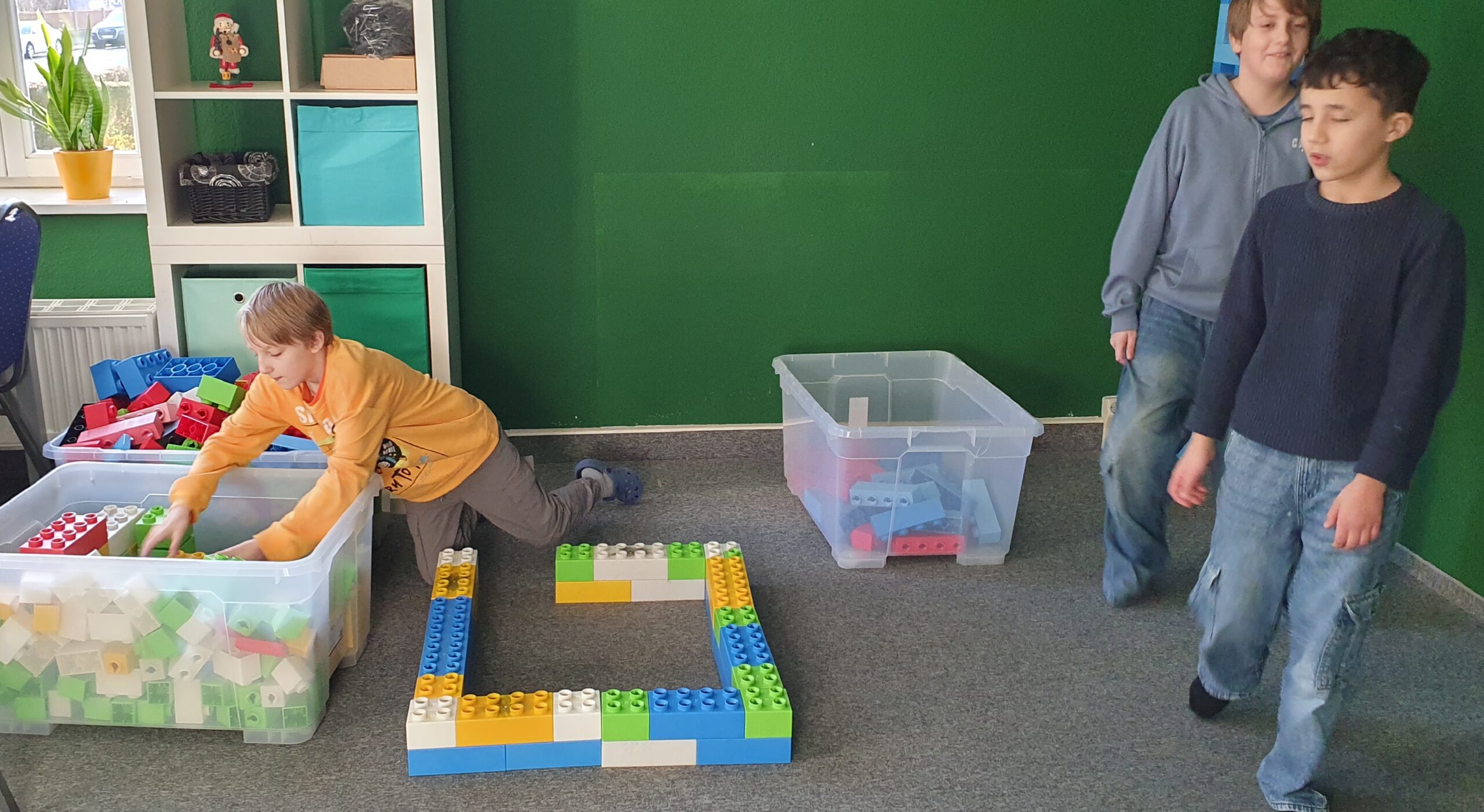 Kinder Wohngruppe beim Legobauen